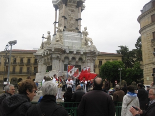 Homenaje bajo la estatua de los Fueros