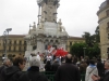 Homenaje bajo la estatua de los Fueros